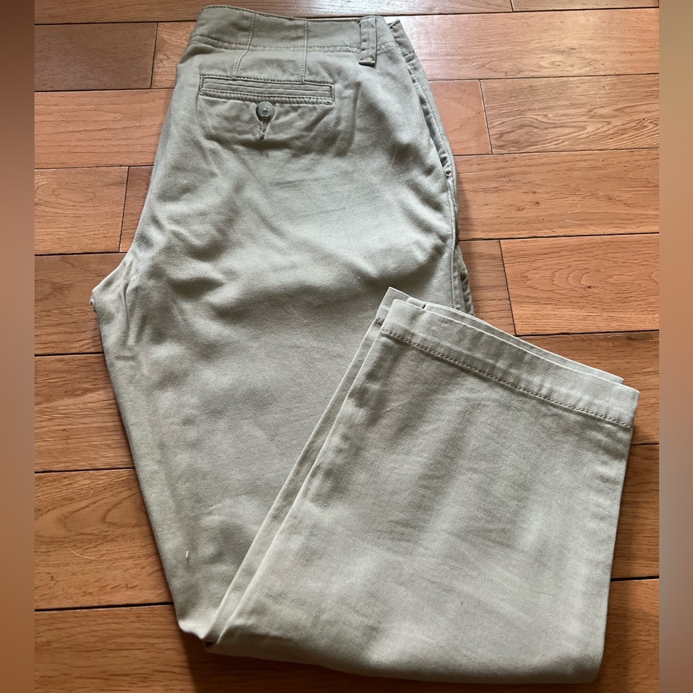 Gap women’s khaki capri pant size 2